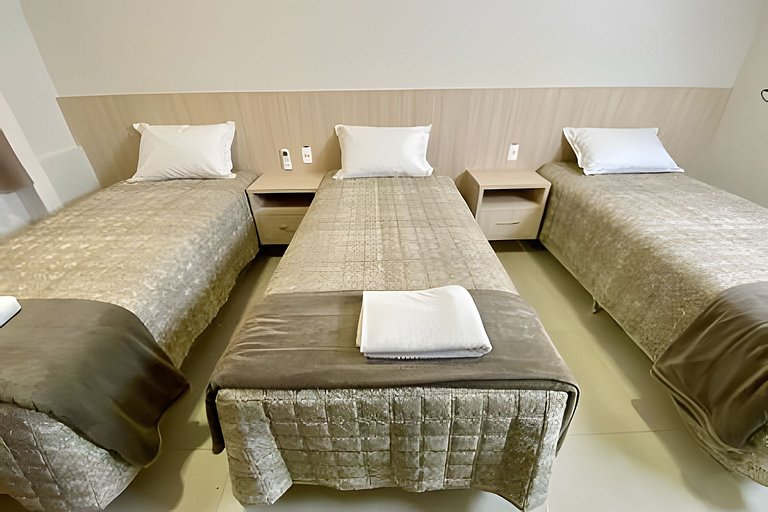 Quarto triplo confortável com TV e frigobar