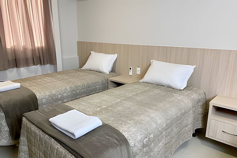 Quarto triplo confortável com TV e frigobar