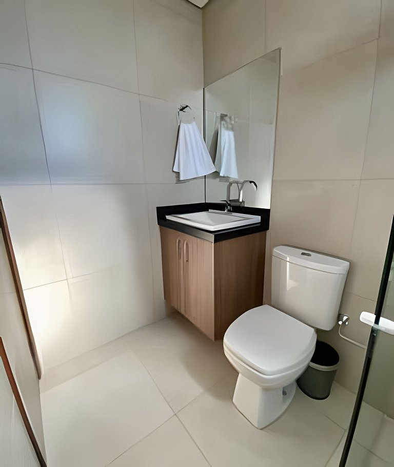 Quarto triplo confortável com TV e frigobar