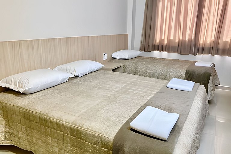Quarto triplo confortável com TV e frigobar