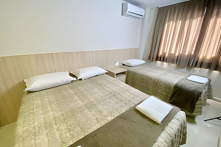 Quarto triplo confortável com TV e frigobar