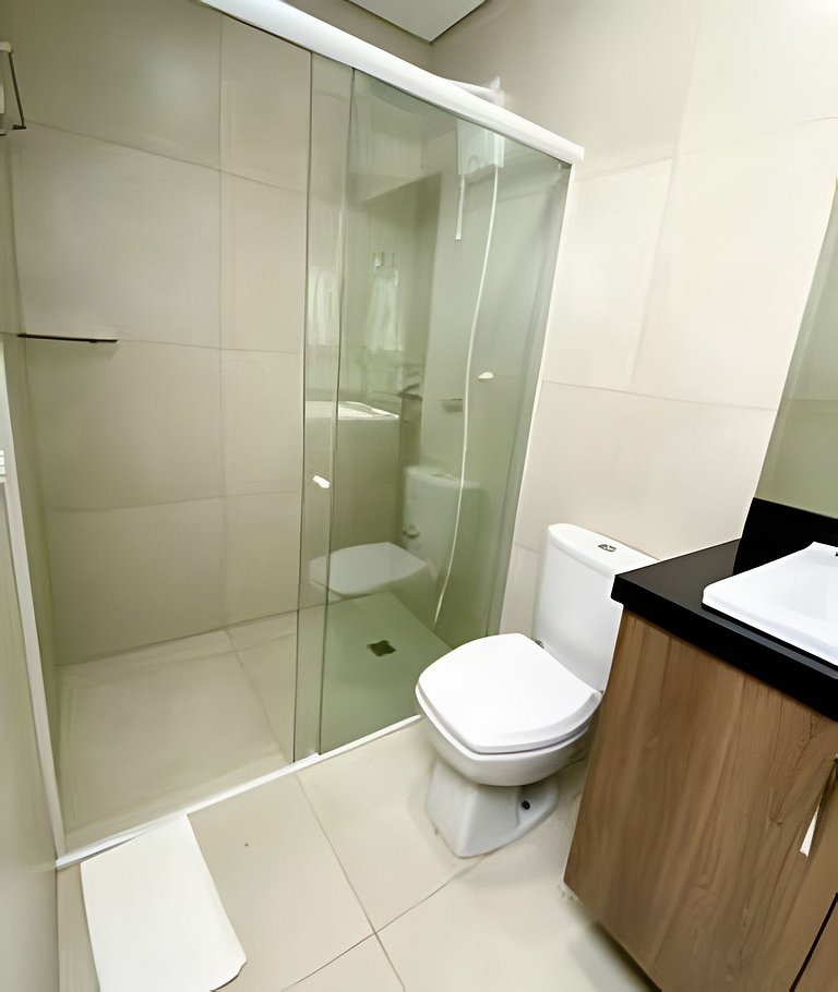 Quarto triplo confortável com TV e frigobar