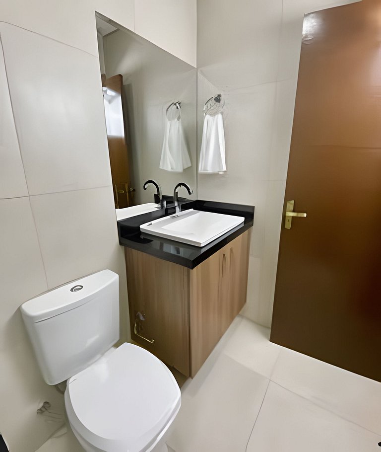 Quarto triplo confortável com TV e frigobar