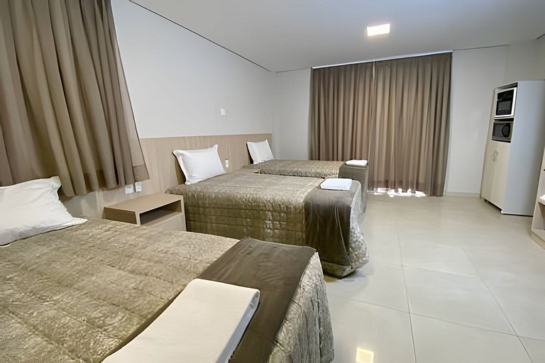 Quarto quádruplo com sacada e cozinha