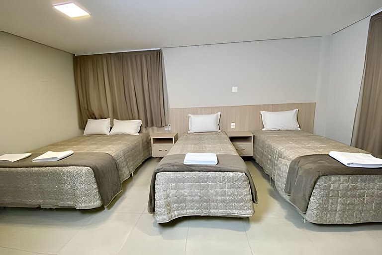 Quarto quádruplo com sacada e cozinha