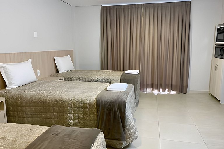 Quarto quádruplo com sacada e cozinha