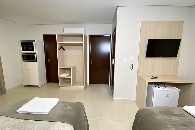 Quarto quádruplo com sacada e cozinha