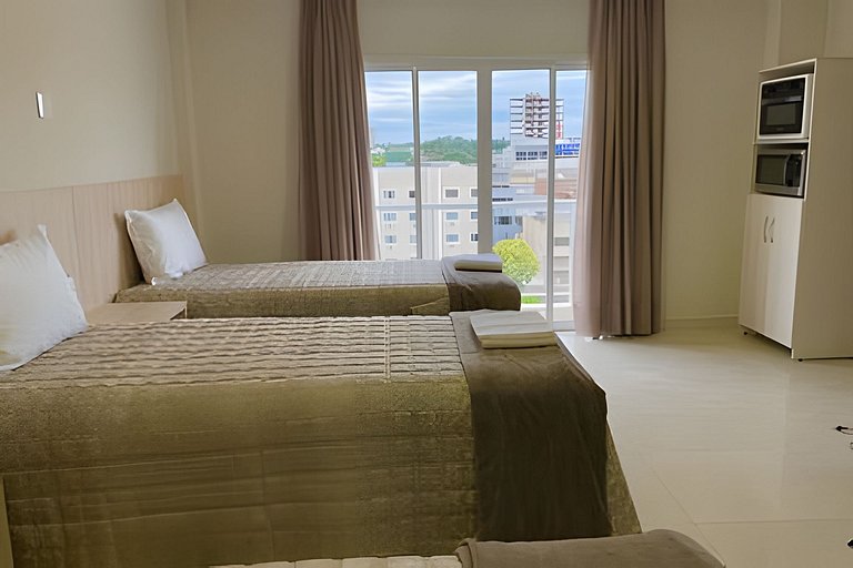 Quarto quádruplo com sacada e cozinha