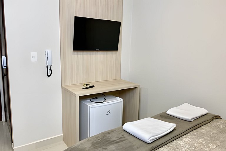 Quarto quádruplo com sacada e cozinha