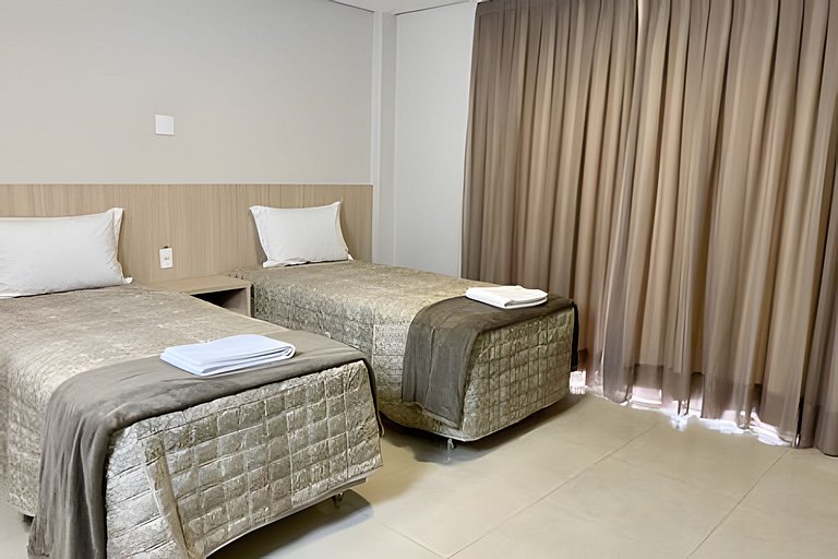 Quarto quádruplo com sacada e cozinha