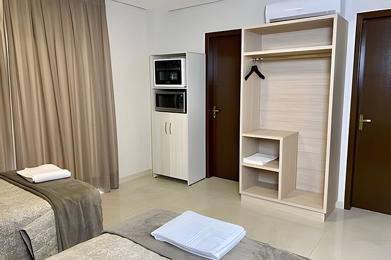 Quarto quádruplo com sacada e cozinha