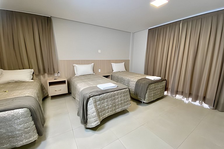 Quarto quádruplo com sacada e cozinha