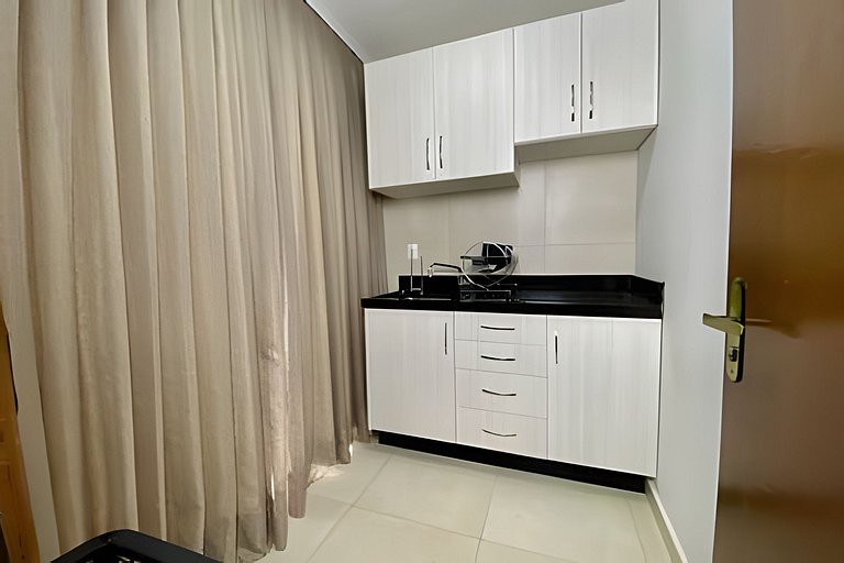 Quarto quádruplo com sacada e cozinha