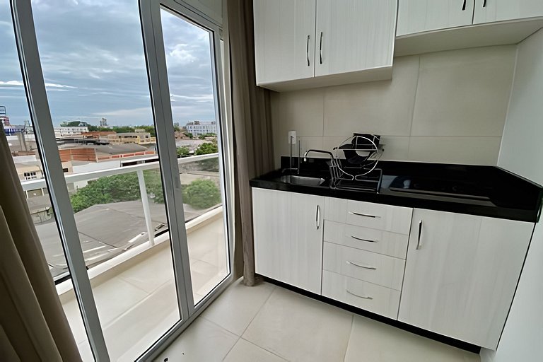 Quarto quádruplo com sacada e cozinha