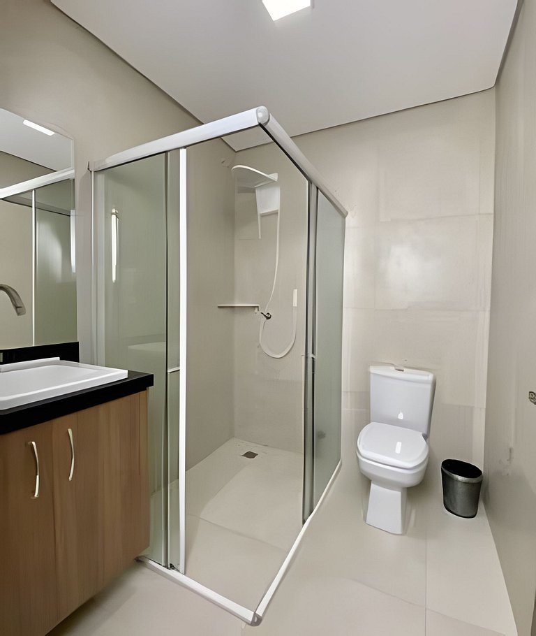 Quarto quádruplo com sacada e cozinha