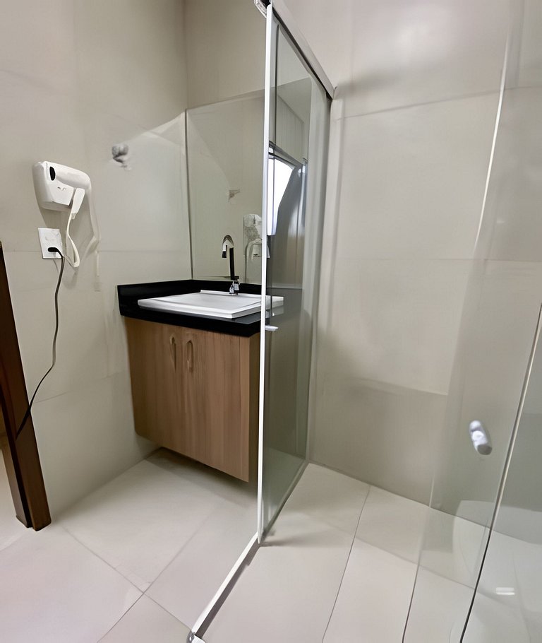 Quarto quádruplo com sacada e cozinha