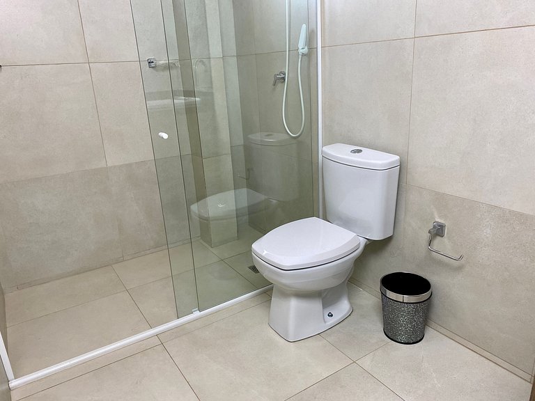 Quarto casal confortável com TV e frigobar