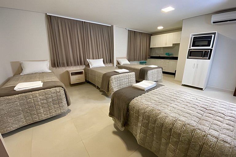 Habitação ampla com 4 camas e cozinha equipada