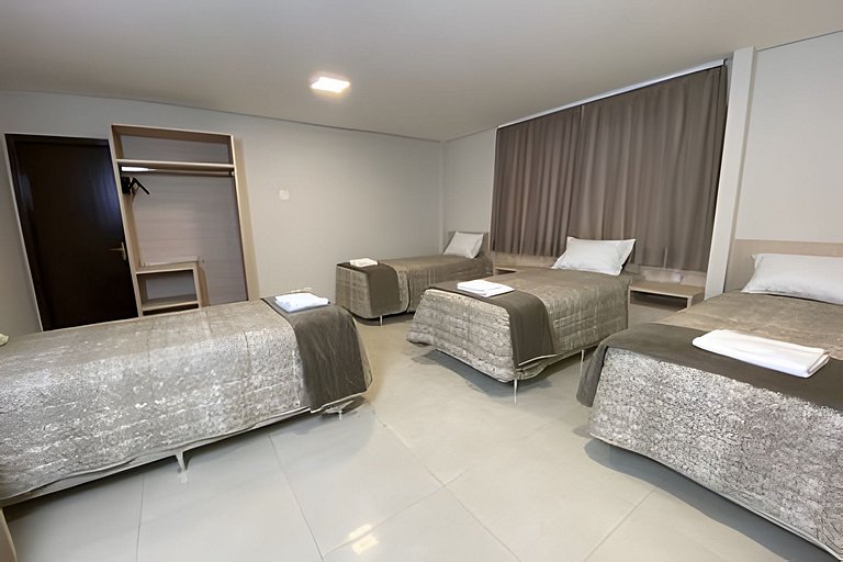 Habitação ampla com 4 camas e cozinha equipada