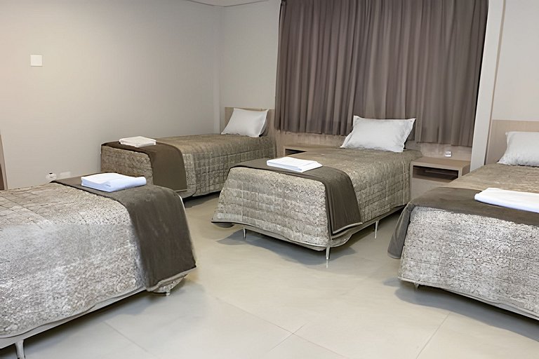 Habitação ampla com 4 camas e cozinha equipada