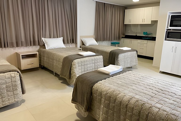 Habitação ampla com 4 camas e cozinha equipada