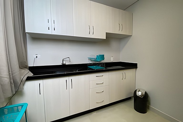 Habitação ampla com 4 camas e cozinha equipada