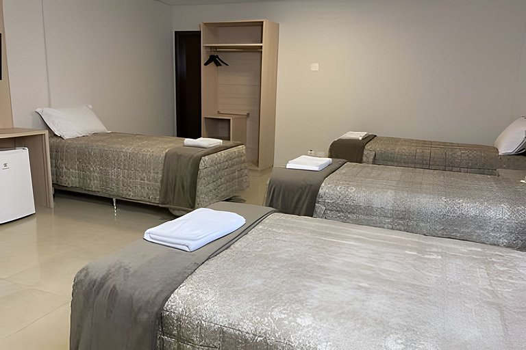 Habitação ampla com 4 camas e cozinha equipada