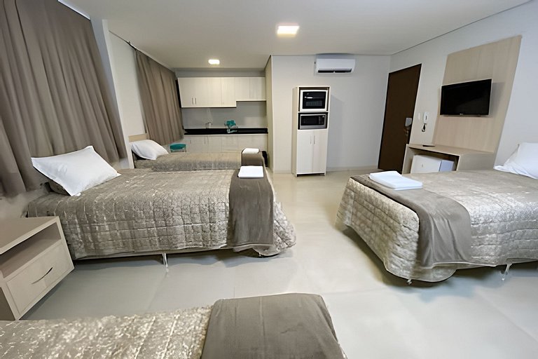 Habitação ampla com 4 camas e cozinha equipada