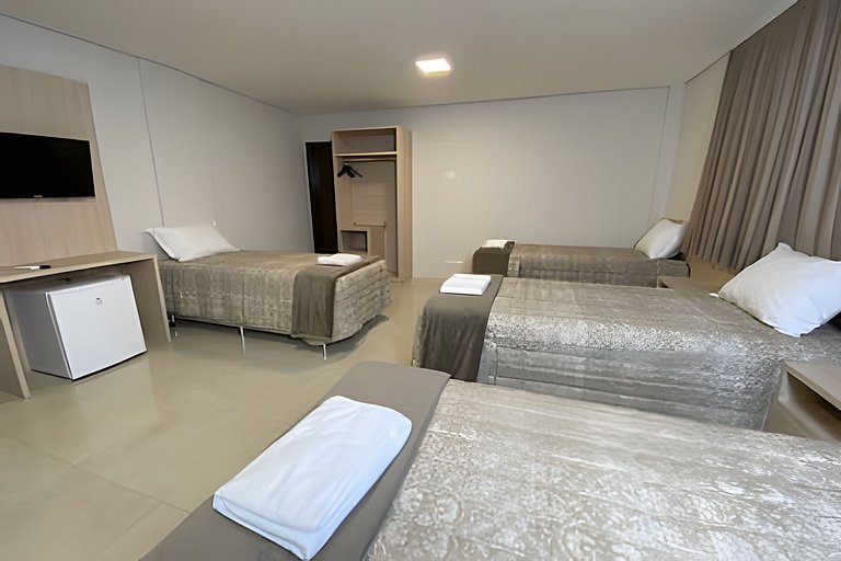 Habitação ampla com 4 camas e cozinha equipada