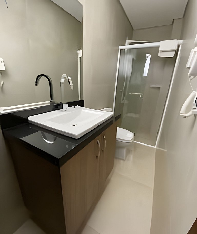 Habitação ampla com 4 camas e cozinha equipada